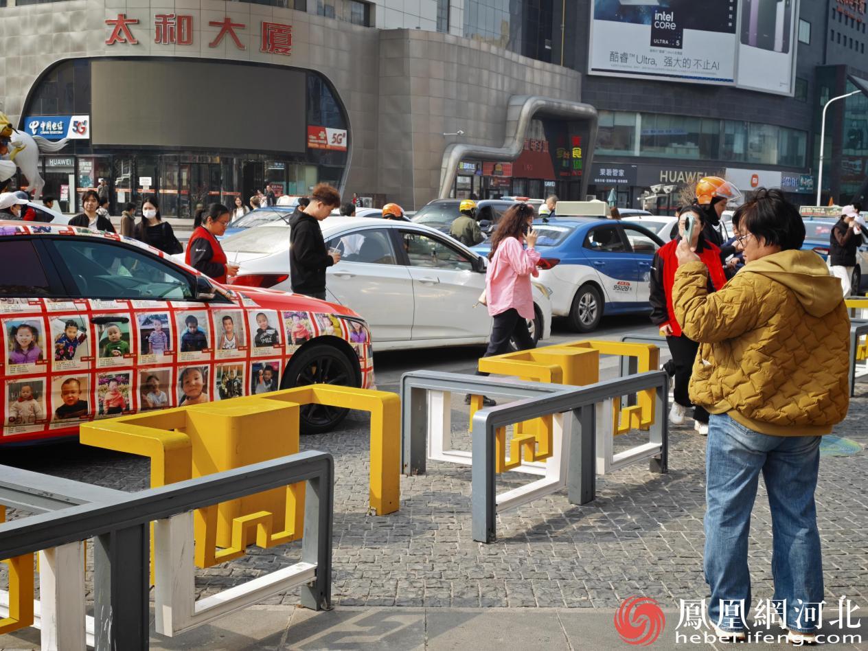 刘月鹏的寻子车停靠在石家庄市民族路商业步行街路旁 李卓然摄