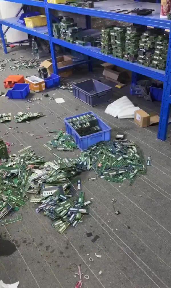 这画面绝望！黄牛高价囤了一屋子内存条：直呼“完蛋了 砸手里了”
