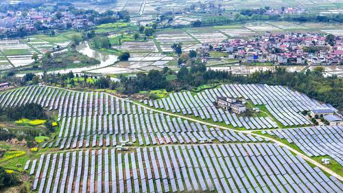 3月27日，宜丰县棠浦镇煤矿社区一处煤矿采空区上，一块块光伏发电板整齐排列，与民居、山峦、稻田交相辉映，勾勒出一幅和美乡村发展新画卷，老旧矿区也焕发出新生机。 近年来，宜丰县坚持绿色发展理念，立足当地资源禀赋，盘活荒山荒坡、废弃矿山、厂房屋顶、水库鱼塘等空间，大力推进光伏发电产业项目，提升土地综合利用效率，助力绿色低碳发展。同时，当地还通过“村集体+企业+农户”等模式，为村集体和农户开辟增收新路径，助推乡村全面振兴。特约通讯员 周亮摄