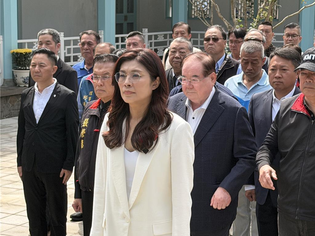 访陆前夜,郑丽文率国民党高层祭拜蒋介石陵园:但愿保佑奏凯