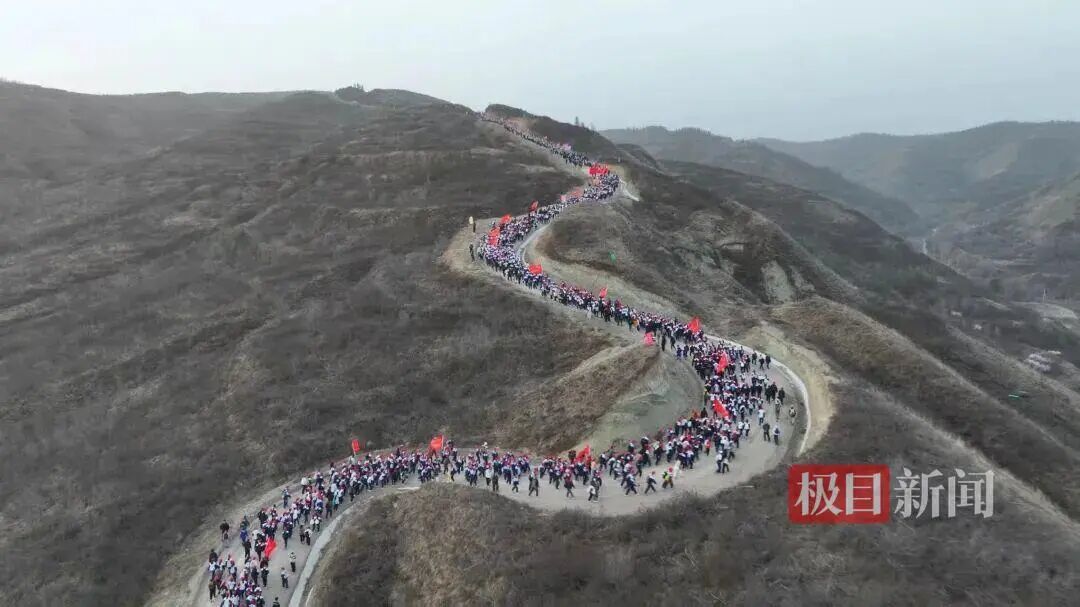 師生正在行進途中