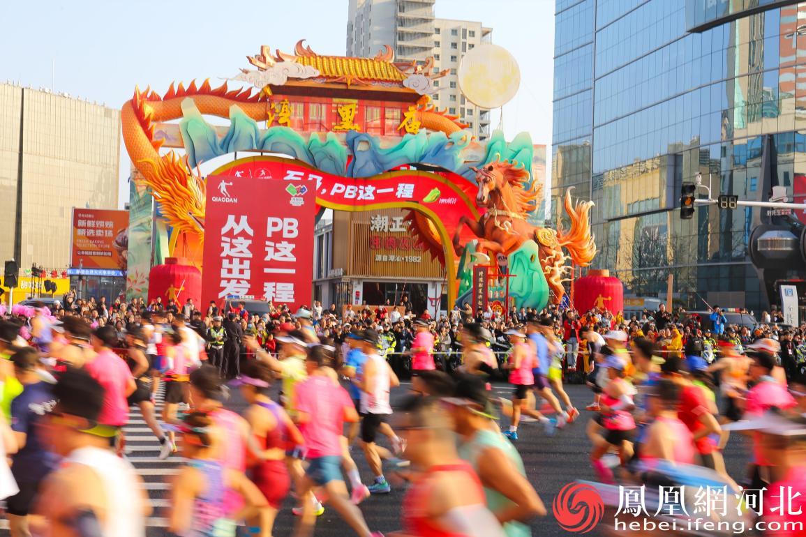 沿线“燃城计划”全面升级,整座城市化身跑友们的“最强后援团” 李卓然摄