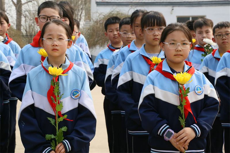 4月1日，平乡县北牌小学学生在县革命烈士陵园缅怀先烈。