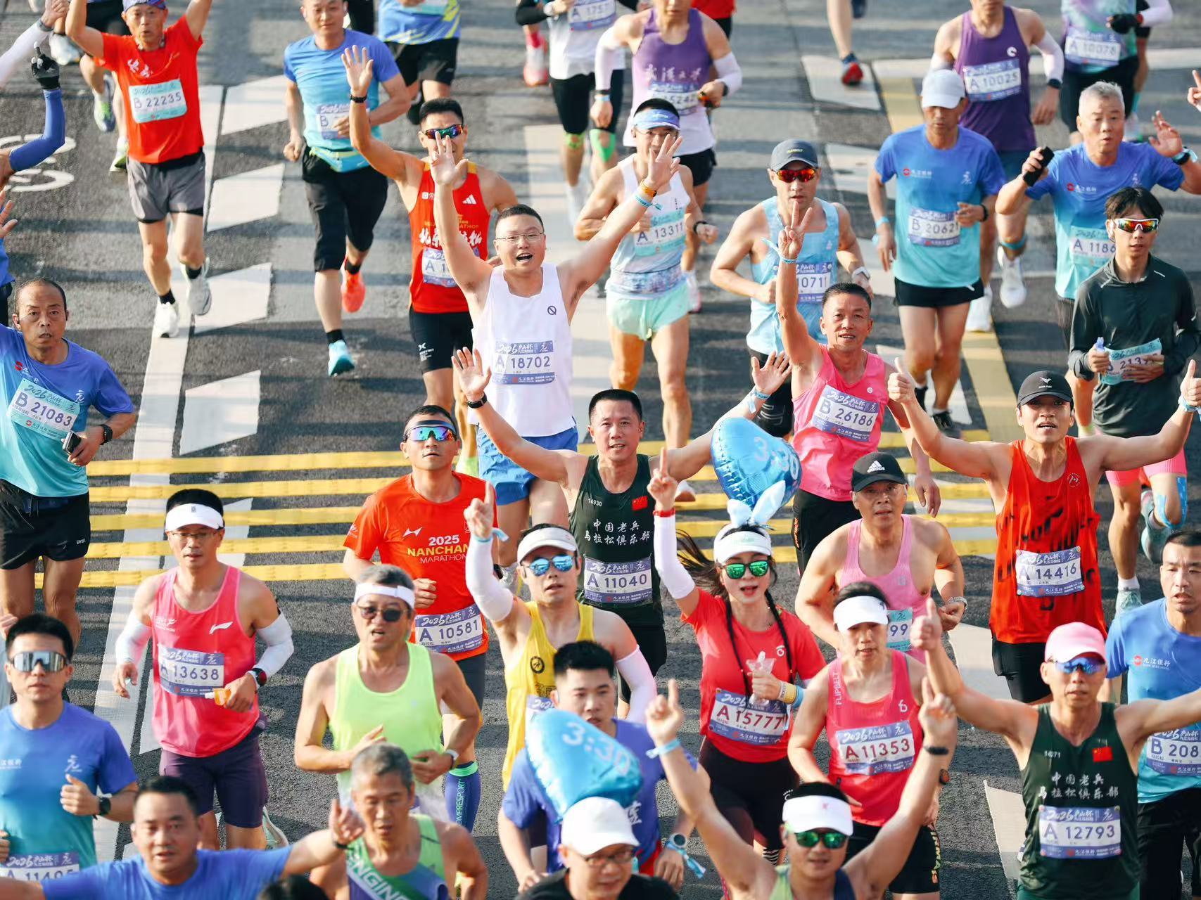 2026九江马拉松开跑 2万名跑者穿越“山江湖城”