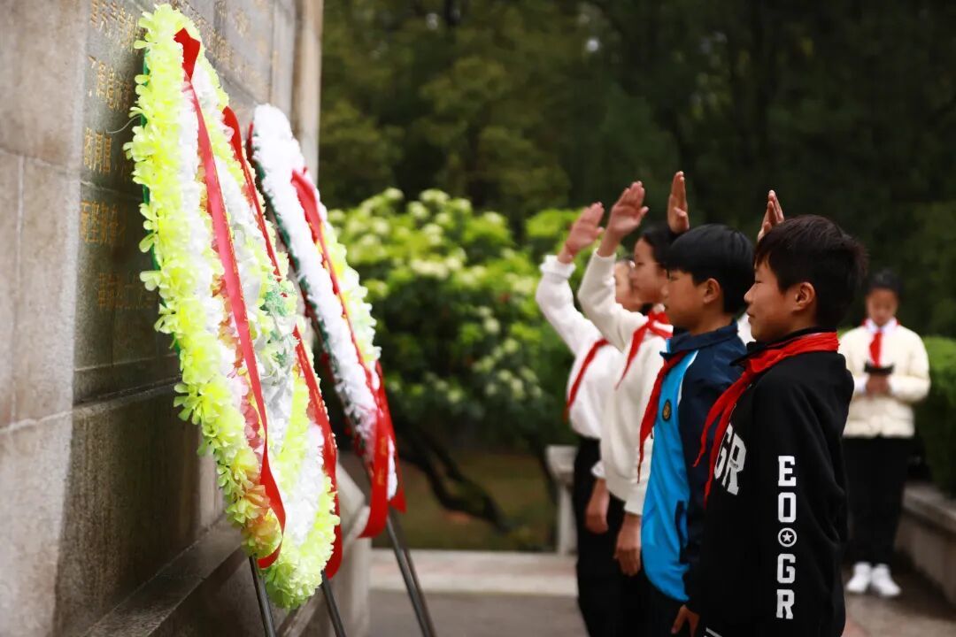 上饶市第一小学三江总校学生向革命先烈敬献花圈并敬礼.jpg