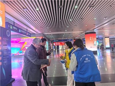 ▲ 市社保中心“扩面小分队”走进高铁站，依托“社保服务春暖行动”，在出站口设立政策咨询台，为返景务工人员、新就业形态从业者及高校学生等群体送上暖心社保政策讲解。
