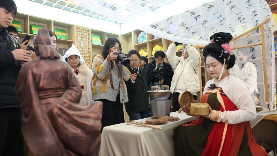 工作人员展示传统制茶技艺。