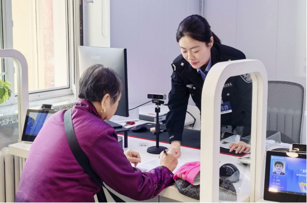 出入境管理局窗口辅警为老人办理业务