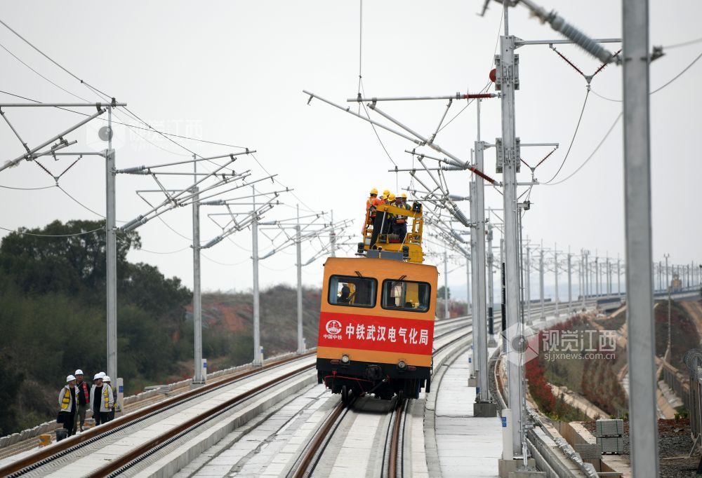 3月28日，中铁武汉电气化局的施工人员和南铁南昌供电段的技术人员正在京港高铁昌九段庐山南站至共青城东站区间架设首条接触网导线。