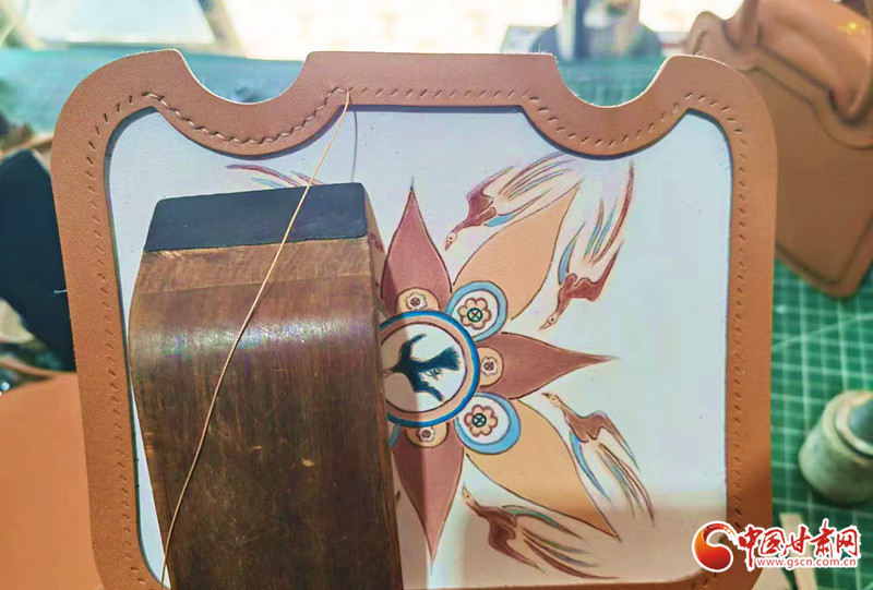 兼具文化内涵与实用价值的作品，让古老的皮雕技艺与现代审美相融。