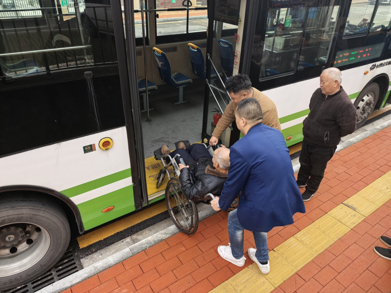 “敬老爱老专线”的人性化设计，让老年乘客可抬脚就上车。