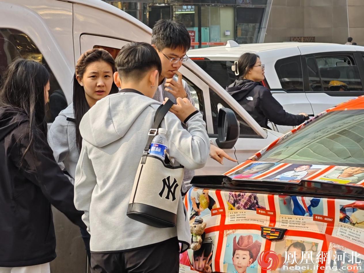 寻子车引起路人的围观 李卓然摄