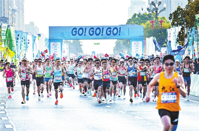 九江银行·2026“庐山杯”九江马拉松在八里湖新区鸣枪开跑。(九江日报记者 欧阳海员 摄)