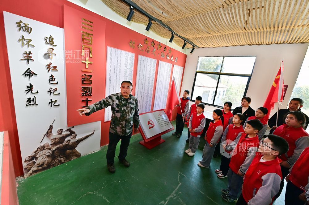 2026年4月1日,在江西省宜春市万载县茭湖乡上峰村革命烈士纪念馆内,中国好人胡克锋向学生们讲述革命英烈事迹,传递红色精神。
