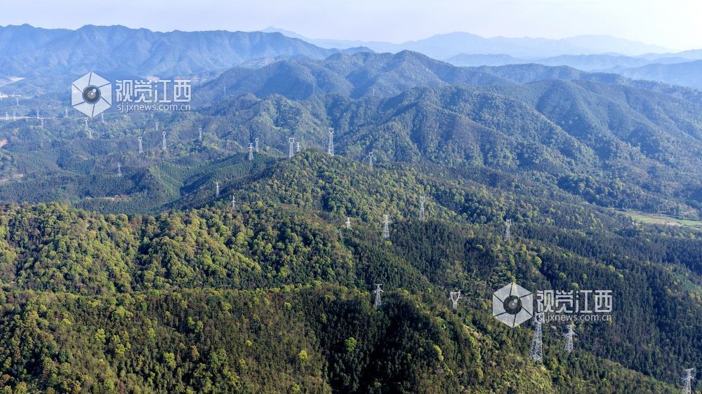 2026年4月1日，江西省吉安市峡江县福民乡境内“西电东送”特高压通道工程伫立在群山之巅，与青山、绿植相映成景，勾勒出一幅美丽的自然生态画卷。