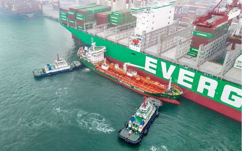 《青岛国际航运中心发展蓝皮书(2025)》发布 镌刻世界航运新坐标