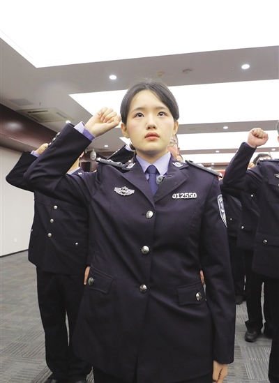 佩戴着“012550”警号的魏佳琪