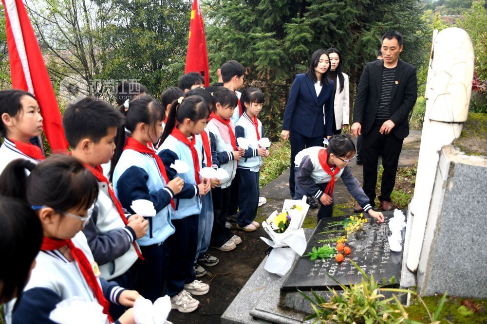 江西南丰：清明祭英烈（图）