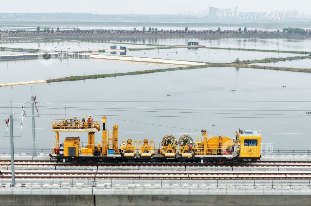 3月28日，中铁武汉电气化局的施工人员和南铁南昌供电段的技术人员正在京港高铁昌九段庐山南站至共青城东站区间架设首条接触网导线。
