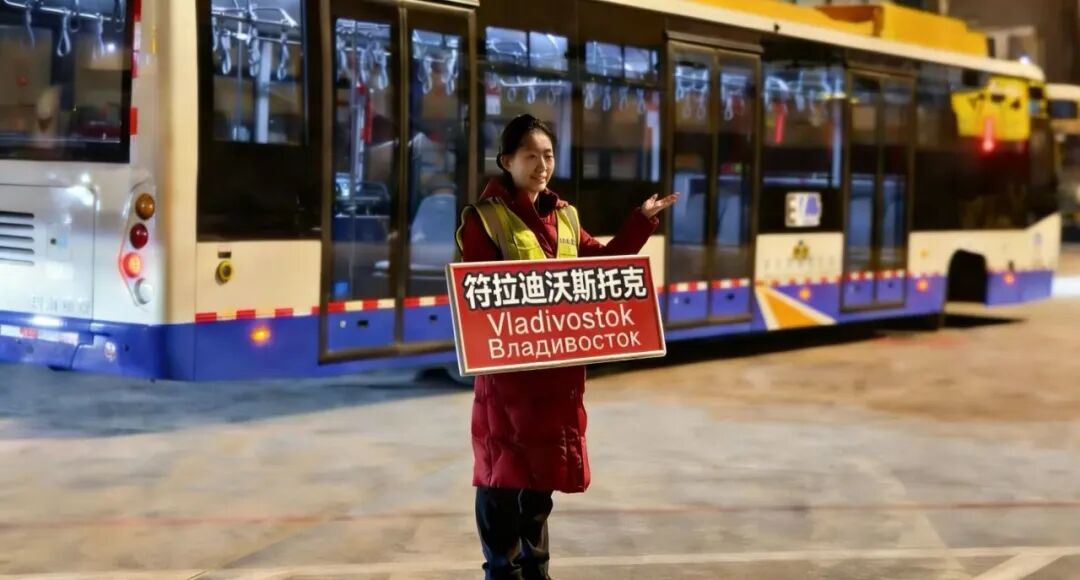 机场工作人员协助国际中转旅客分流