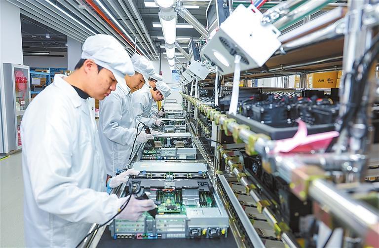 创速空间&middot;兰州市信创产业园内的甘肃如意鲲鹏科技有限公司国产服务器及台式计算机生产线　新甘肃&middot;甘肃日报记者　冯乐凯