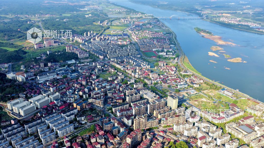 2026年4月1日,江西省吉安市峡江县巴邱镇赣江岸线,水清岸绿景美,与民居、青山、碧水相映衬,宛如一幅美丽的春日生态画卷。