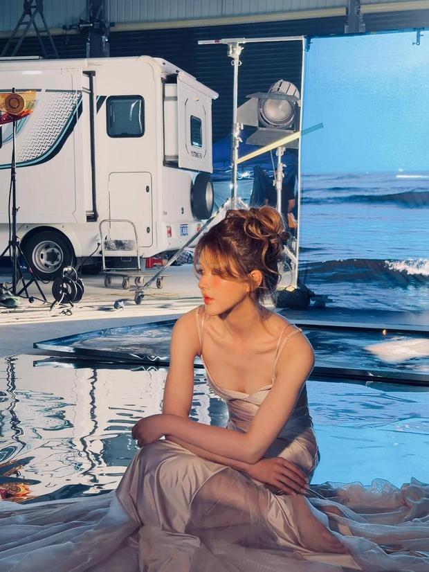 搜狐娱乐讯 1日，赵露思工作室晒出一组写真花絮美照，并配文称：“从火光中诞生的玫瑰，会绽放的更加热烈。”