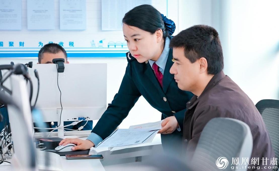 甘肃税务工作人员帮助群众办理业务