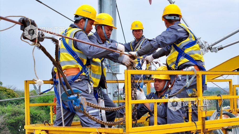 3月28日，中铁武汉电气化局的施工人员和南铁南昌供电段的技术人员正在京港高铁昌九段庐山南站至共青城东站区间架设首条接触网导线。