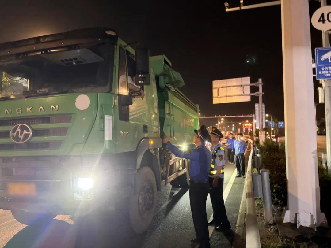 严打跨市非法转运垃圾行为 中珠设5个卡点联合夜查