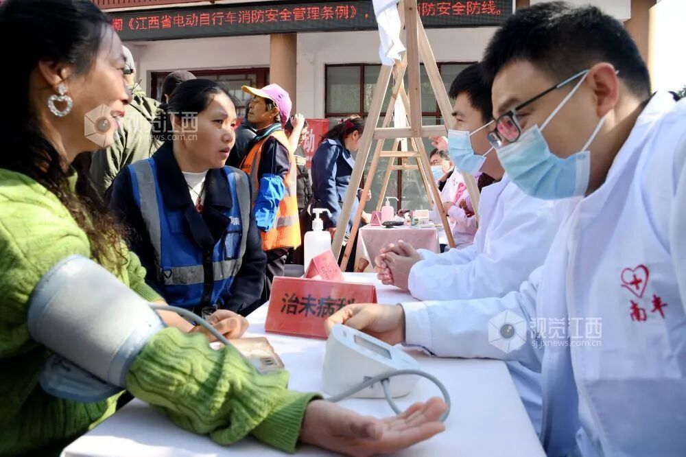 社区送健康活动 袁荣生 杨巧摄