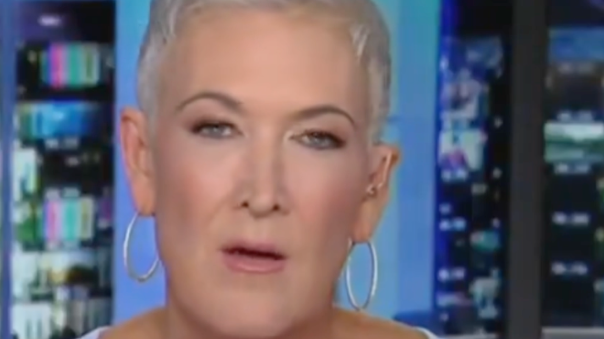 福克斯记者称目前“局势极其微妙”：平时还能通过内部打听情况，但今天所有人都三缄其口