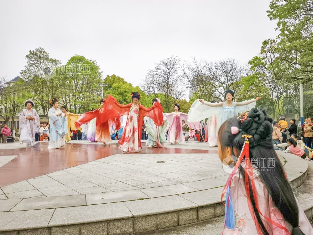 遂川县在龙泉公园同心广场举办花朝节汉服展演。