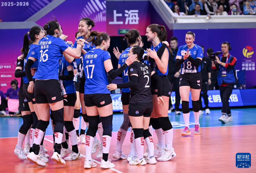 3月31日，上海光明优倍队球员庆祝比赛胜利。