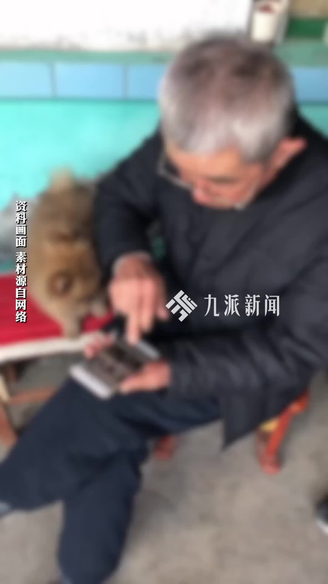 退休老伯成“低头族”每天刷6小时手机，半年后肩颈痛、手麻