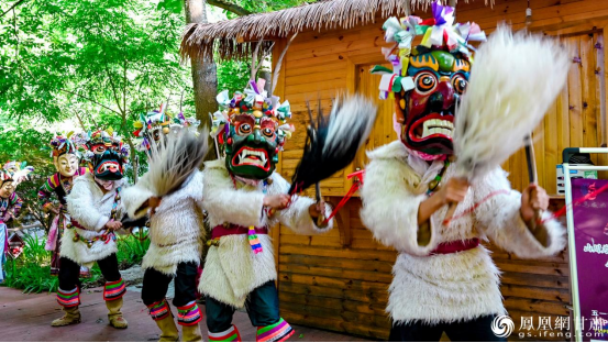 传承千年的“池哥昼”，以粗犷豪放的舞姿展现原始而璀璨的民族文化。李德宇　摄