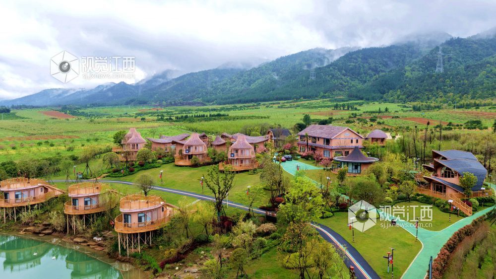2026年3月31日，江西省吉安市峡江县金坪民族乡蝴蝶泉野奢营地，特色民宿与果园、青山互相映衬，勾勒出一幅和美乡村生态画卷。