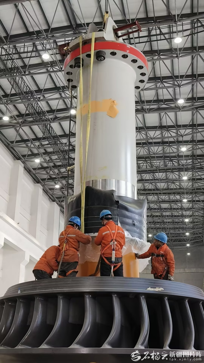 新疆大石峡水利枢纽工程发电厂房内，工作人员正在进行3号机转轮浮动环安装。潘生明摄