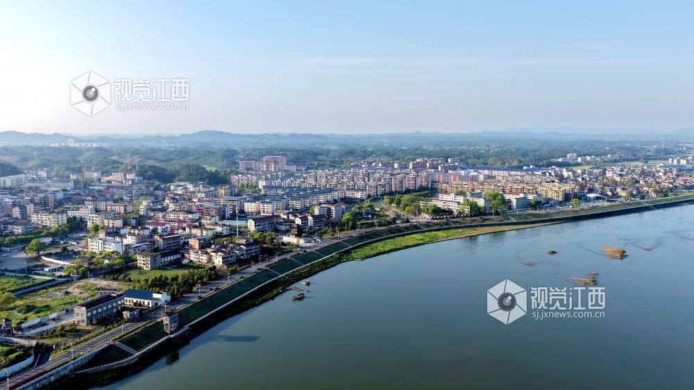 2026年4月1日,江西省吉安市峡江县巴邱镇赣江岸线,水清岸绿景美,与民居、青山、碧水相映衬,宛如一幅美丽的春日生态画卷。