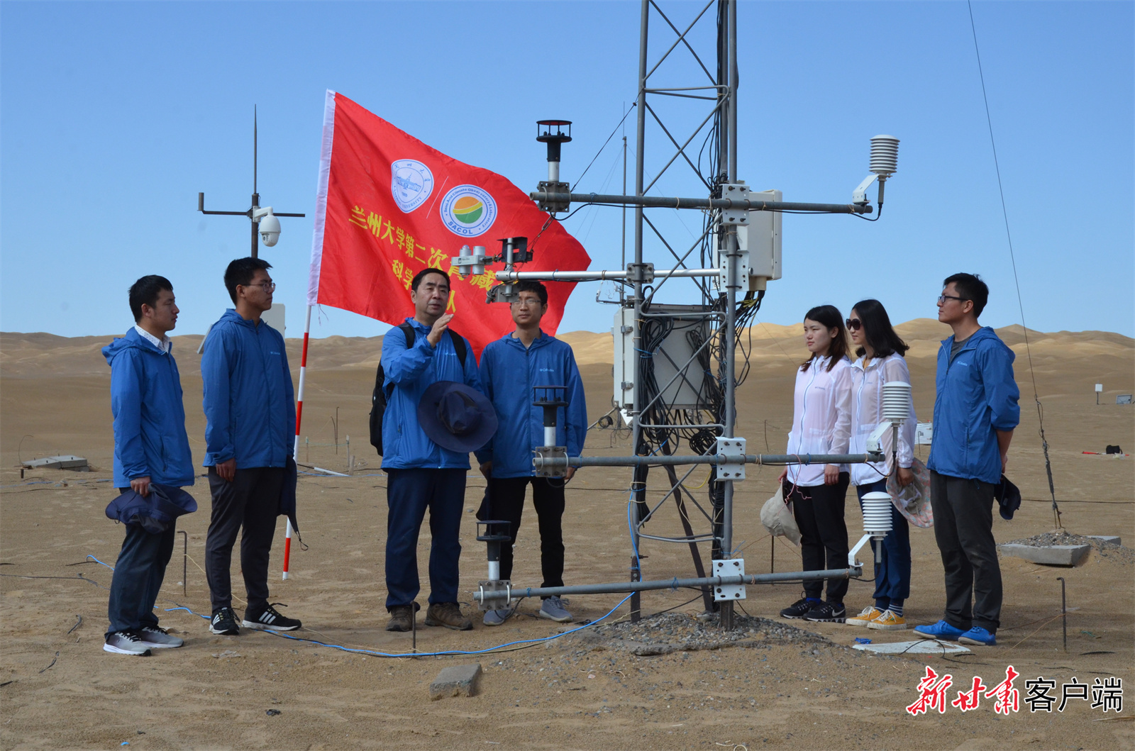 2019年,在科考过程中,黄建平给团队成员讲解闭路涡动相关通量观测系统。