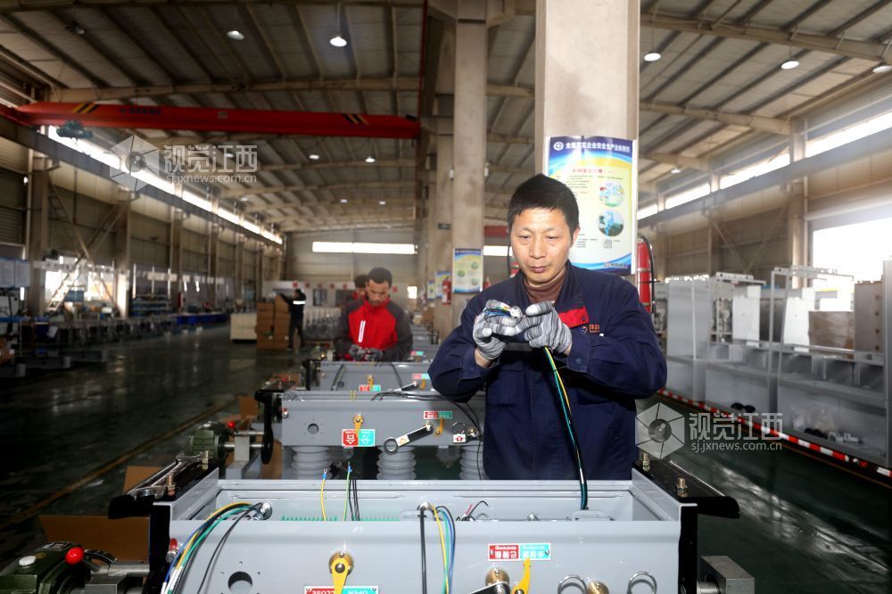 2026年3月30日，江西省吉安市峡江县工业园区一家企业生产车间内，工人在赶制电力设备订单。