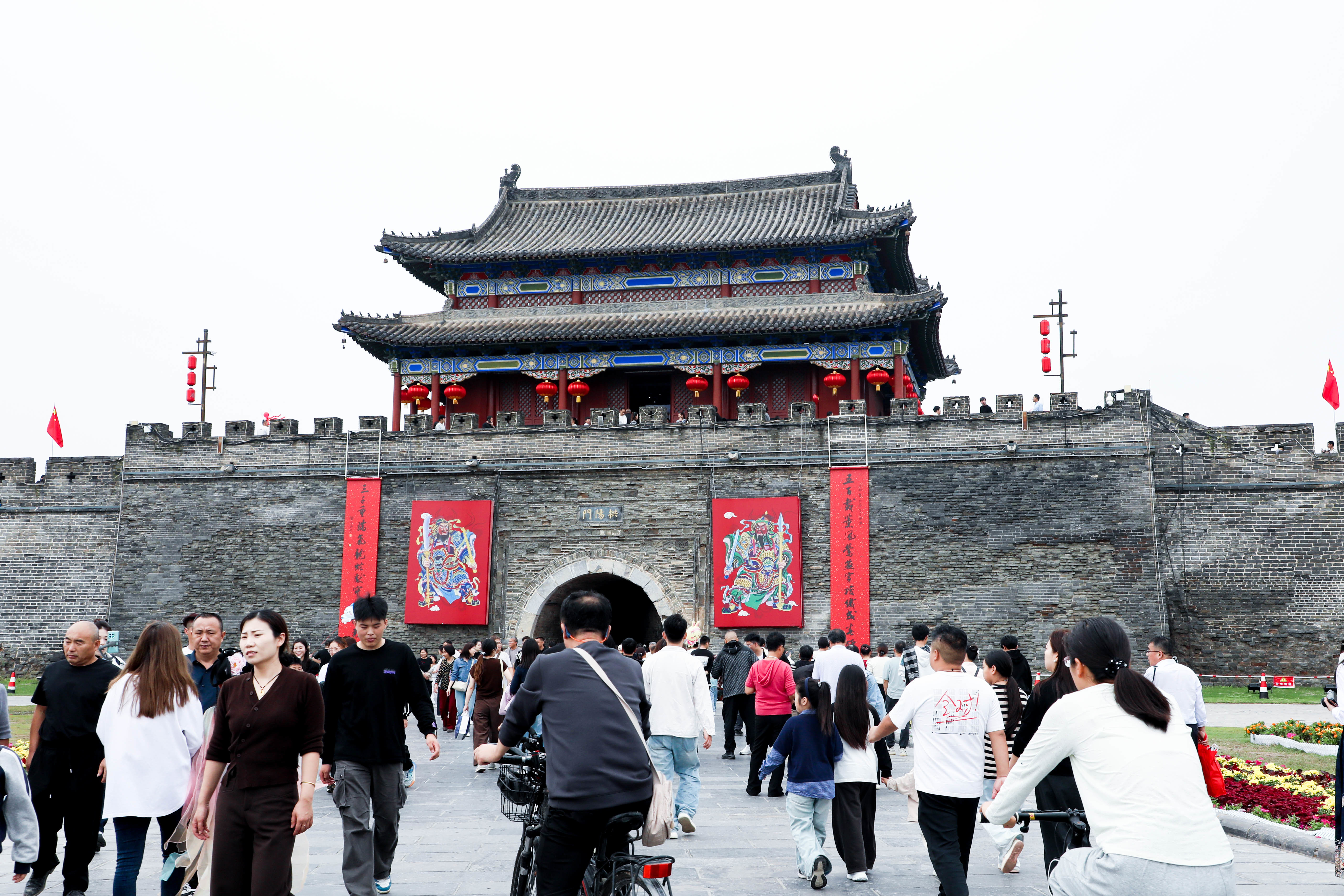 商丘古城拱阳门前，游客络绎不绝。