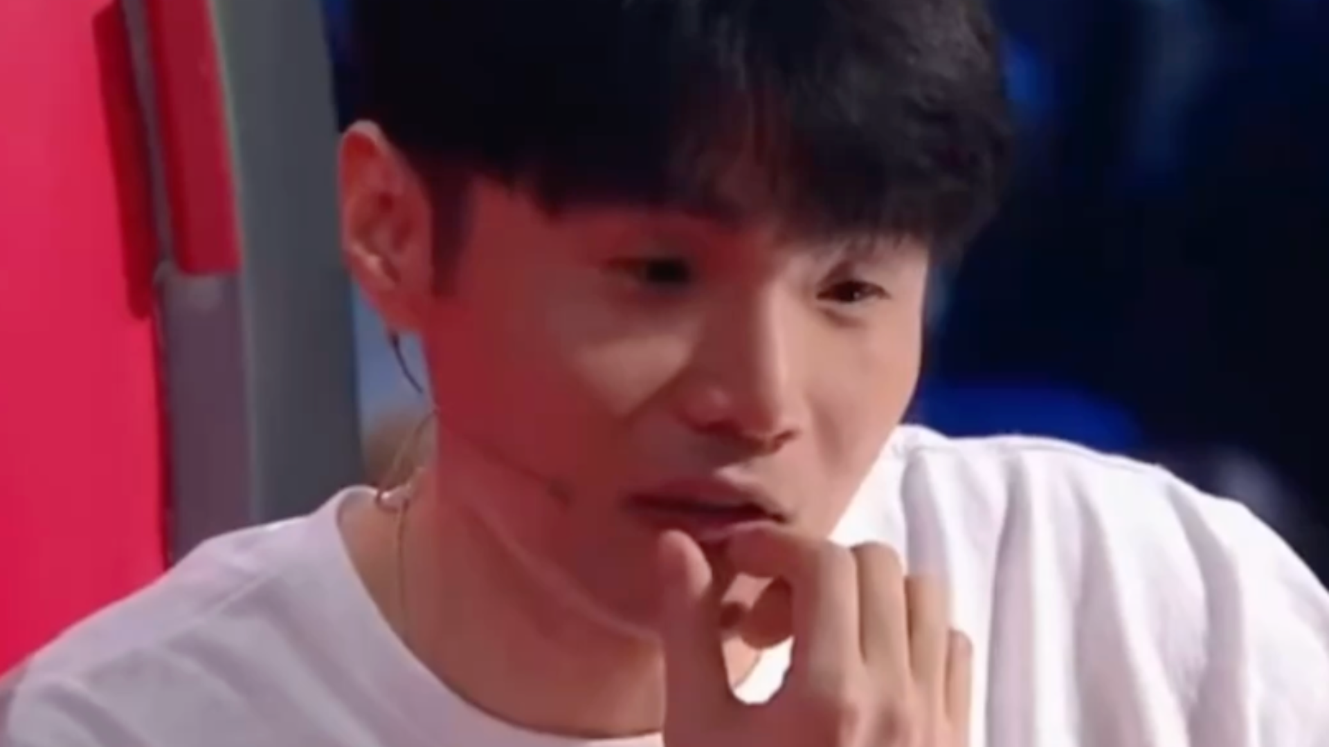 单依纯凌晨发长文道歉，称个人承担全部赔偿，李荣浩秒回：我的私信被骂成什么样，我不需要赔偿