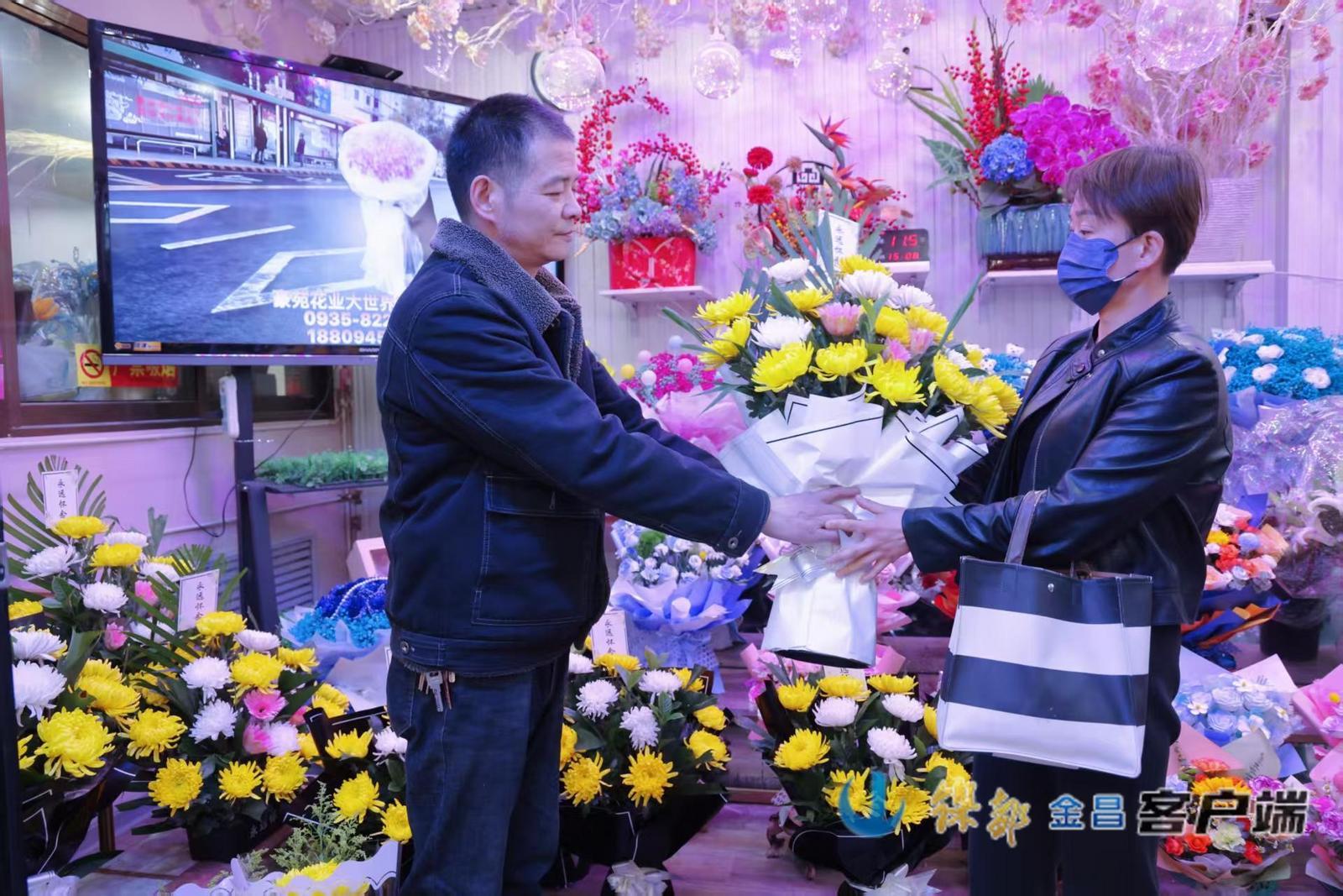△市民杨洁(右)在鲜花店选购鲜花去祭奠亲人