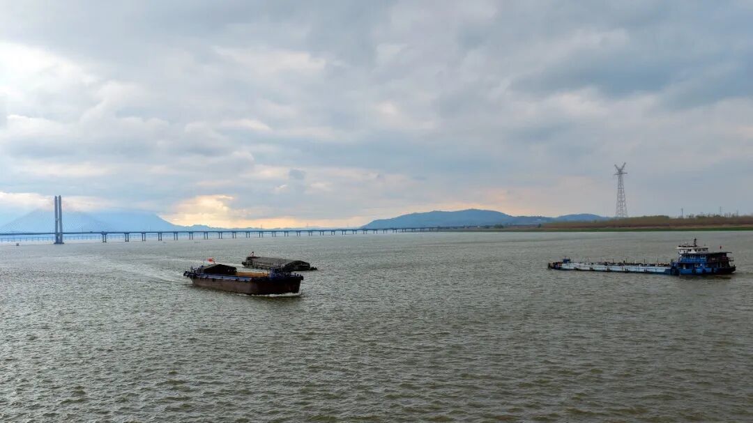 鄱阳湖水位突破12米枯水线