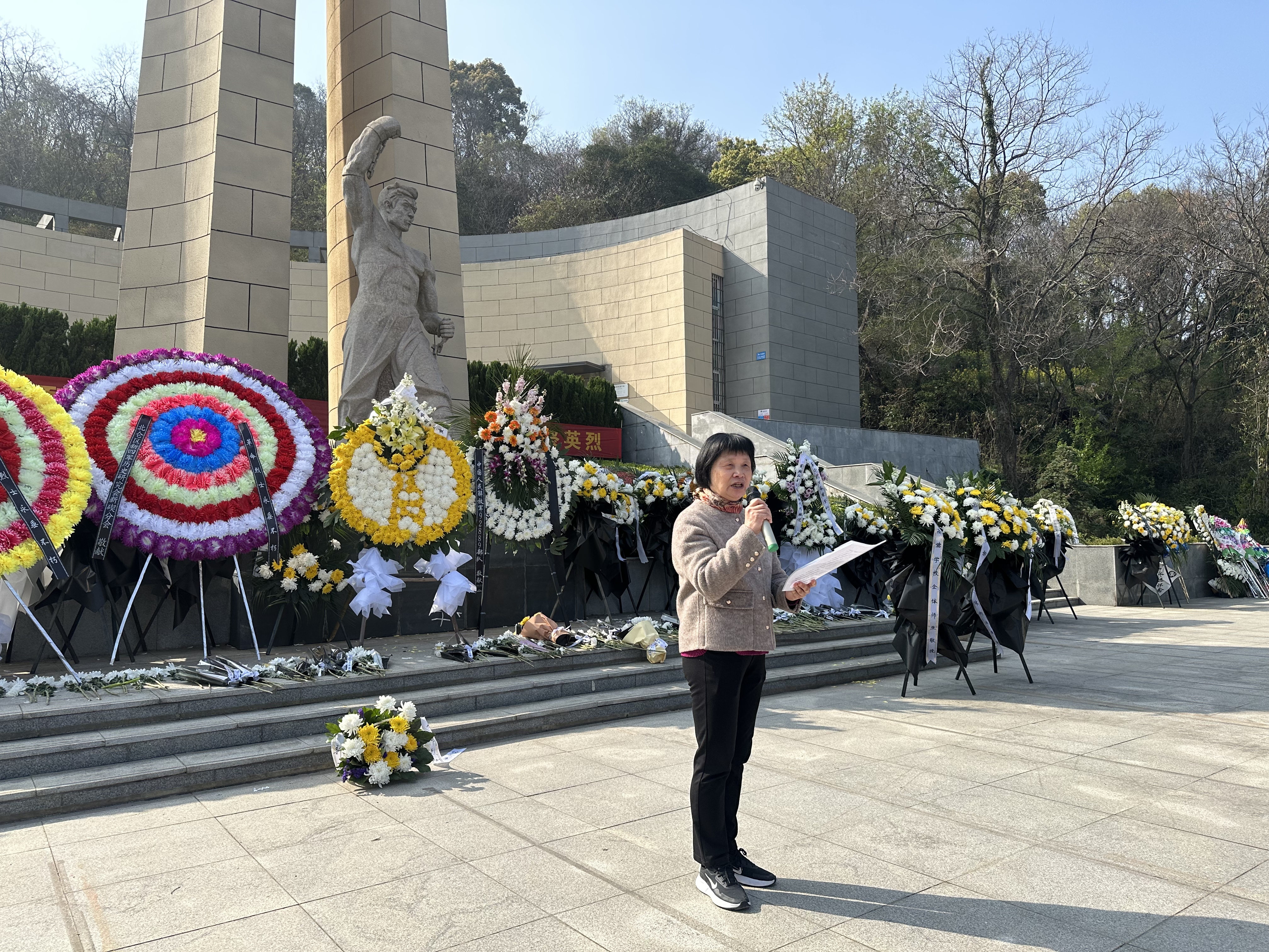 纪念碑前的思政课,他们讲了21年