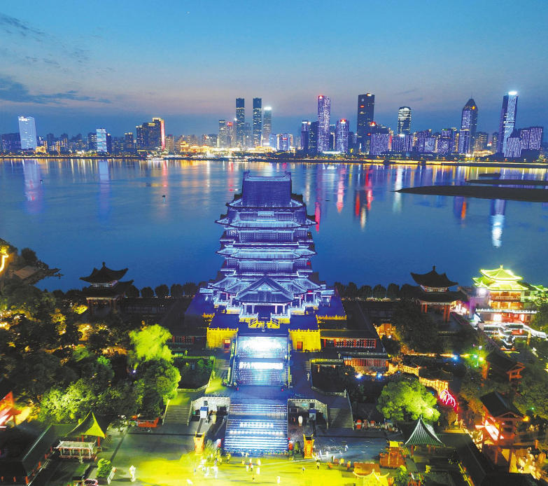 南昌：点亮蓝灯 关爱孤独症儿童（图）