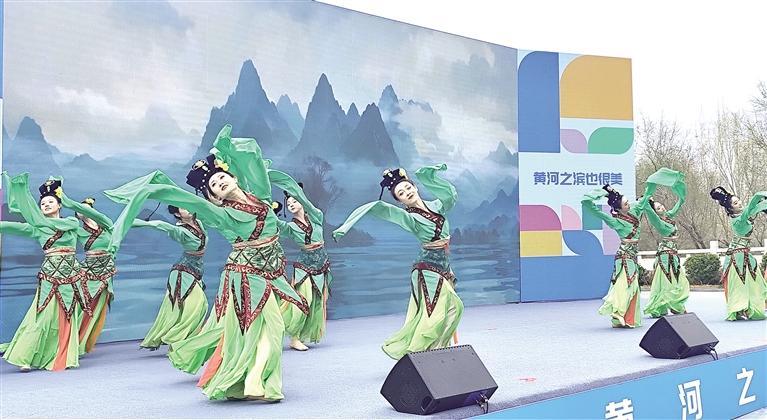 精彩文艺节目穿插亮相