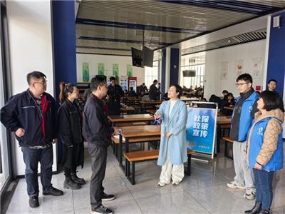 ◀ 市社保中心公共业务科借“企业年金、个人养老金宣传周”之机，走进园区企业，开展精准社保政策宣传，并鼓励员工带动亲属纳入参保体系，以此实现精准动员，延伸参保扩面链条。