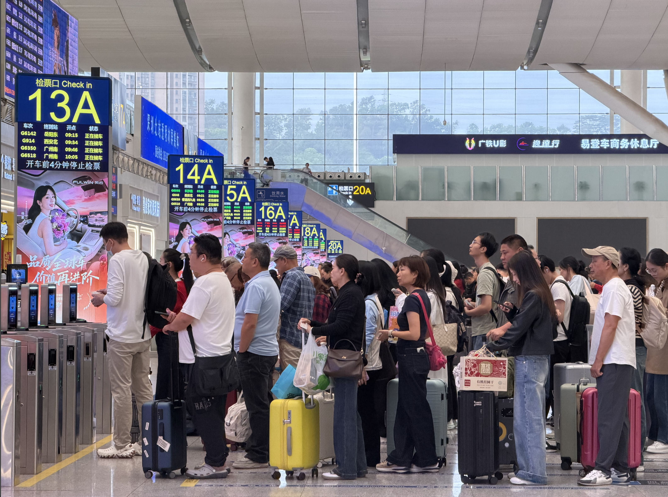 加开夜间高铁217列 深圳铁路满负荷保障清明假期出行